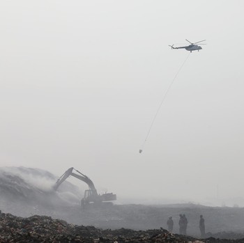 Helikopter water bombing melaksanakan pemadaman kebakaran TPA Jatiwaringin melalui udara pada Senin (6/7). (Dok BNPB)