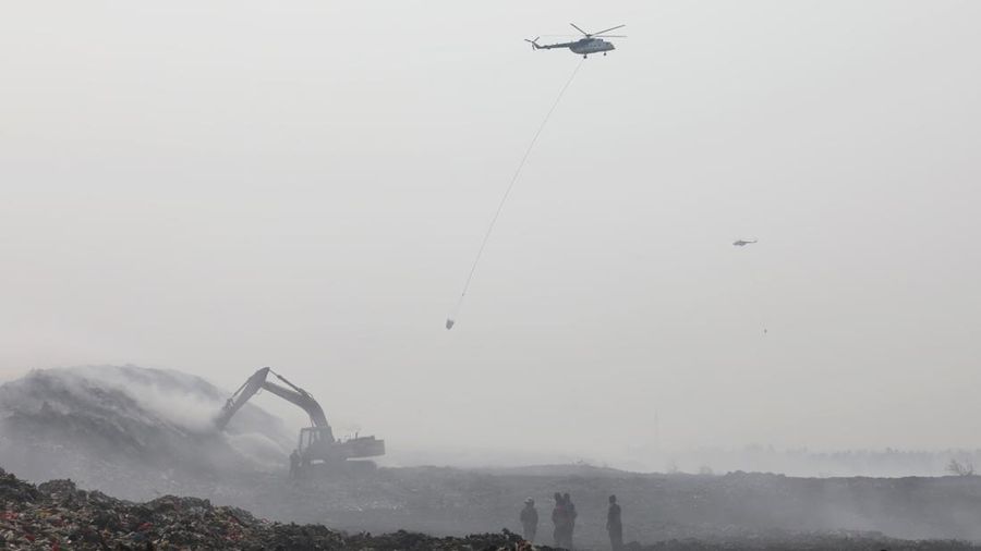 Helikopter water bombing melaksanakan pemadaman kebakaran TPA Jatiwaringin melalui udara pada Senin (6/7). (Dok BNPB)