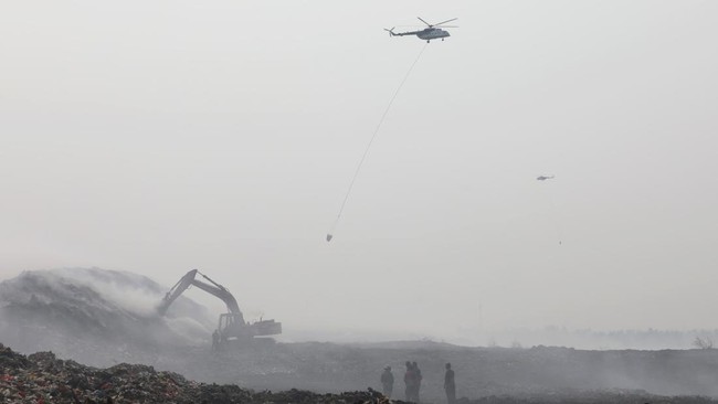 Penampakan Terbaru Kebakaran di TPA Jatiwaringin, Asap Masih Mengepul