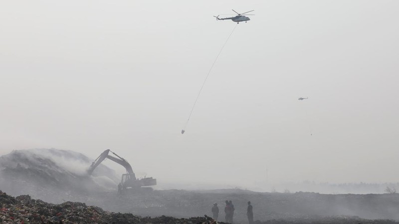 Helikopter water bombing melaksanakan pemadaman kebakaran TPA Jatiwaringin melalui udara pada Senin (6/7). (Dok BNPB)
