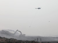 Helikopter water bombing melaksanakan pemadaman kebakaran TPA Jatiwaringin melalui udara pada Senin (6/7). (Dok BNPB)