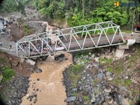 Kementerian Pekerjaan Umum (PU) melalui Balai Pelaksanaan Jalan Nasional (BPJN) Aceh terus melakukan penanganan Jembatan Enang-Enang di Kabupaten Bener Meriah secara bertahap dengan mengutamakan keselamatan pengguna jalan sekaligus menjaga konektivit