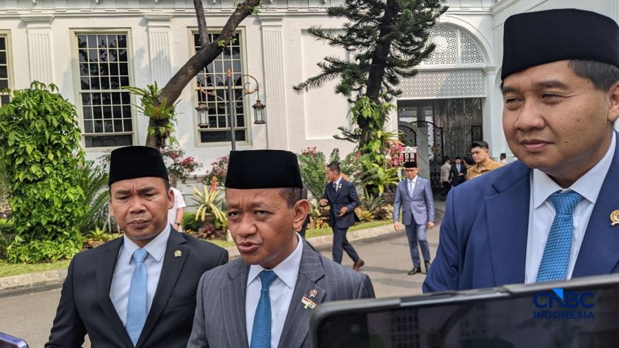 (Kiri-Kanan) Menteri Kependudukan dan Pembangunan Keluarga (Mendukbangga)/Kepala BKKBN, Wihaji, Menteri ESDM, Bahlil Lahadalia dan Menteri PKP, Maruarar Sirait saat menyampaikan keterangan kepada media di Istana Merdeka, Jakarta, Selasa (7/7/2026). (