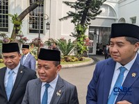 (Kiri-Kanan) Menteri Kependudukan dan Pembangunan Keluarga (Mendukbangga)/Kepala BKKBN, Wihaji, Menteri ESDM, Bahlil Lahadalia dan Menteri PKP, Maruarar Sirait saat menyampaikan keterangan kepada media di Istana Merdeka, Jakarta, Selasa (7/7/2026). (