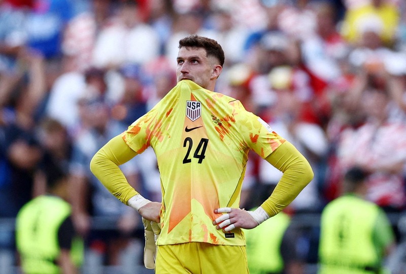 Hans Vanaken merayakan gol ketiga Belgia bersama Dodi Lukebakio dan Youri Tielemans, sementara kiper Amerika Serikat Matt Freese tampak kecewa dalam pertandingan babak 16 besar Piala Dunia FIFA 2026 di Seattle Stadium, Seattle, Washington, Amerika Serikat, Senin (6/7/2026). (IMAGN IMAGES via Reuters/Blake Dahlin)