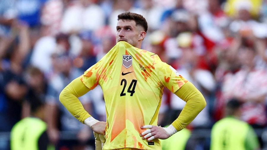 Matt Freese tampak kecewa usai pertandingan setelah Amerika Serikat tersingkir dari Piala Dunia FIFA 2026 usai kalah dari Belgia pada babak 16 besar di Seattle Stadium, Seattle, Washington, Amerika Serikat, Senin (6/7/2026).