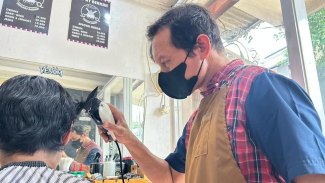 Makin Sedikit Orang RI yang Cukur Rambut di Barbershop, Efeknya Terasa