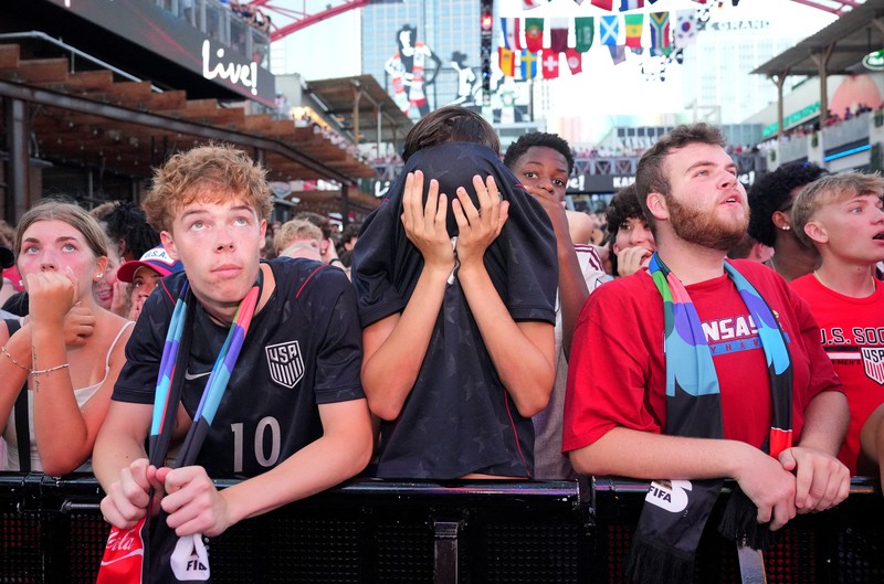 Hans Vanaken merayakan gol ketiga Belgia bersama Dodi Lukebakio dan Youri Tielemans, sementara kiper Amerika Serikat Matt Freese tampak kecewa dalam pertandingan babak 16 besar Piala Dunia FIFA 2026 di Seattle Stadium, Seattle, Washington, Amerika Serikat, Senin (6/7/2026). (IMAGN IMAGES via Reuters/Blake Dahlin)