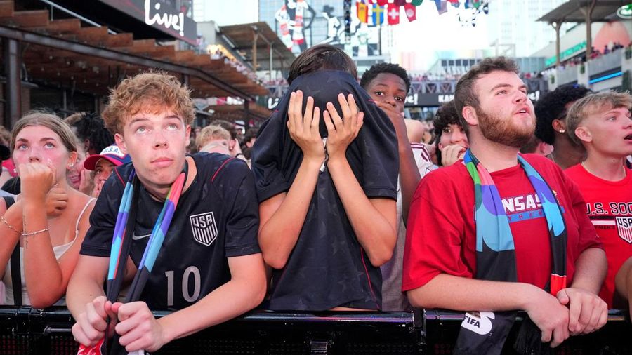 Para pendukung Amerika Serikat bereaksi saat menyaksikan pertandingan babak 16 besar Piala Dunia FIFA 2026 antara Amerika Serikat dan Belgia melalui layar bersama di Kansas City, Missouri, Amerika Serikat, Senin (6/7/2026).