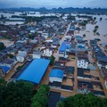 Pemandangan dari drone menunjukkan bangunan-bangunan yang sebagian terendam air banjir setelah hujan lebat akibat topan Maysak, di Hengzhou, Daerah Otonomi Guangxi Zhuang, Tiongkok, 6 Juli 2026. (China Daily via REUTERS)