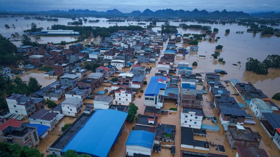 Pemandangan dari drone menunjukkan bangunan-bangunan yang sebagian terendam air banjir setelah hujan lebat akibat topan Maysak, di Hengzhou, Daerah Otonomi Guangxi Zhuang, Tiongkok, 6 Juli 2026. Pemandangan dari drone menunjukkan bangunan-bangunan yang sebagian terendam air banjir setelah hujan lebat akibat topan Maysak, di Hengzhou, Daerah Otonomi Guangxi Zhuang, Tiongkok, 6 Juli 2026.