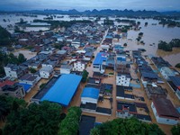 Pemandangan dari drone menunjukkan bangunan-bangunan yang sebagian terendam air banjir setelah hujan lebat akibat topan Maysak, di Hengzhou, Daerah Otonomi Guangxi Zhuang, Tiongkok, 6 Juli 2026. (China Daily via REUTERS)
