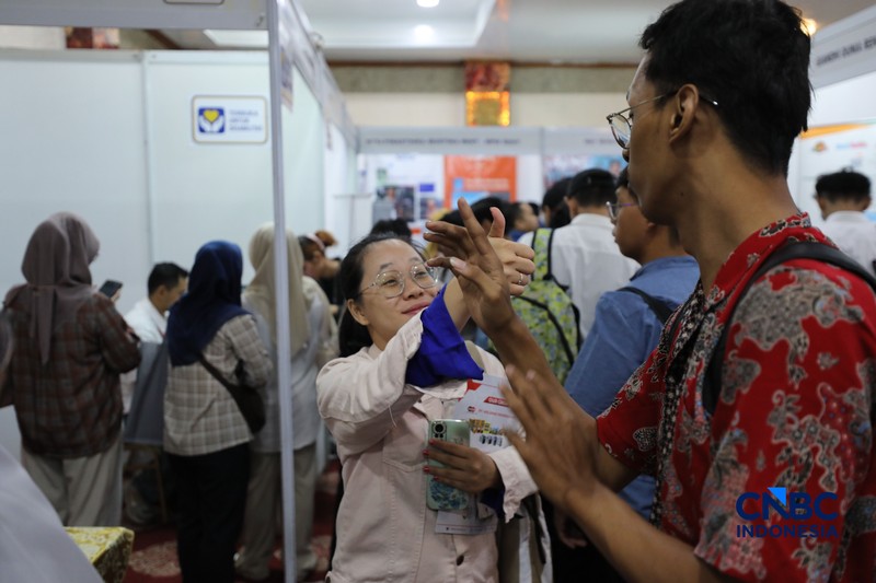 Pemerintah kembali menggelar bursa kerja Jakarta Selatan Career Fest &amp; Bazaar 2026 untuk mempertemukan pencari kerja dengan perusahaan yang sedang membuka lowongan. Job fair secara luring digelar pada 7-8 Juli 2026 di Gedung Nyi Ageng Serang, Setiabudi, Jakarta, Selasa (7/7/2026). (CNBC Indonesia/Tri Susilo)