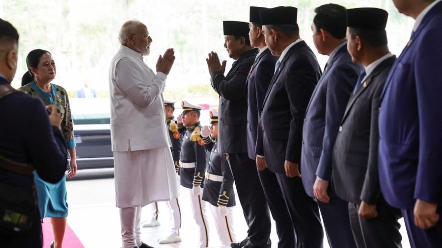 Perdana Menteri India Narendra Modi, didampingi oleh Ketua Dewan Perwakilan Rakyat (DPR) Indonesia Puan Maharani, disambut oleh Presiden Indonesia Prabowo Subianto saat kunjungannya ke gedung Parlemen Indonesia di Jakarta, Indonesia, 7 Juli 2026.