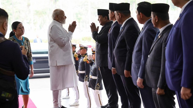 Perdana Menteri India Narendra Modi, didampingi oleh Ketua Dewan Perwakilan Rakyat (DPR) Indonesia Puan Maharani, disambut oleh Presiden Indonesia Prabowo Subianto saat kunjungannya ke gedung Parlemen Indonesia di Jakarta, Indonesia, 7 Juli 2026.