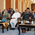 Perdana Menteri India Narendra Modi, duduk bersama Ketua Dewan Perwakilan Rakyat (DPR) Puan Maharani, Presiden Indonesia Prabowo Subianto, Wakil Presiden Gibran Rakabuming Raka, dan Ketua Dewan Perwakilan Daerah (DPD) Sultan B. Najamudin, dalam kunju