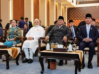 Perdana Menteri India Narendra Modi, duduk bersama Ketua Dewan Perwakilan Rakyat (DPR) Puan Maharani, Presiden Indonesia Prabowo Subianto, Wakil Presiden Gibran Rakabuming Raka, dan Ketua Dewan Perwakilan Daerah (DPD) Sultan B. Najamudin, dalam kunju