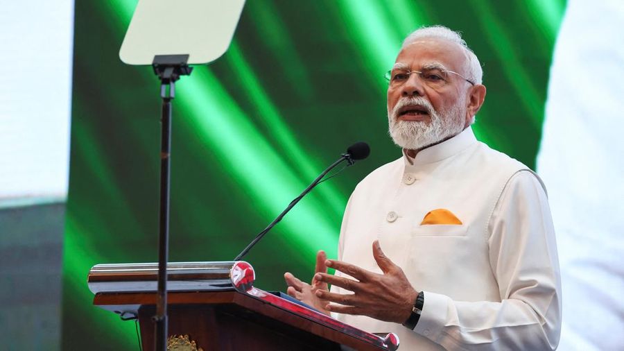 Perdana Menteri India Narendra Modi menyampaikan pidatonya saat kunjungannya ke gedung Parlemen Indonesia di Jakarta, Indonesia, 7 Juli 2026.