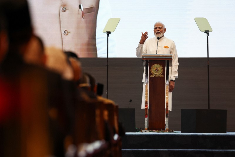 Perdana Menteri India Narendra Modi menyampaikan pidatonya saat kunjungannya ke gedung Parlemen Indonesia di Jakarta, Indonesia, 7 Juli 2026. (REUTERS/Willy Kurniawan)