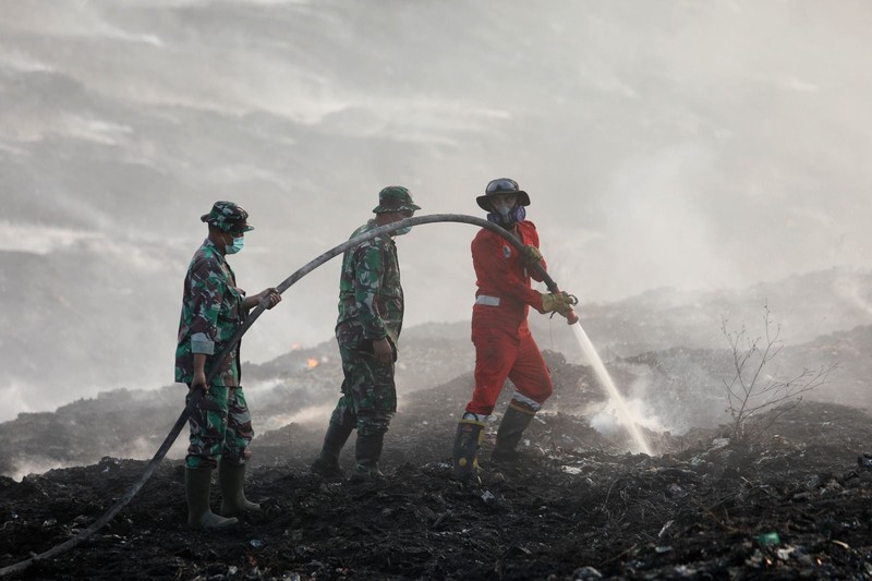 Personil gabungan berjibaku memadamkan api kebakaran TPA Jatiwaringin, Tangerang dengan menggunakan semprotan air pada Senin (6/7). (Dok BNPB)