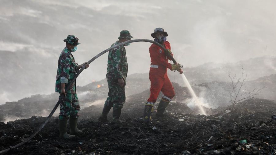 Personil gabungan berjibaku memadamkan api kebakaran TPA Jatiwaringin, Tangerang dengan menggunakan semprotan air pada Senin (6/7). (Dok BNPB)