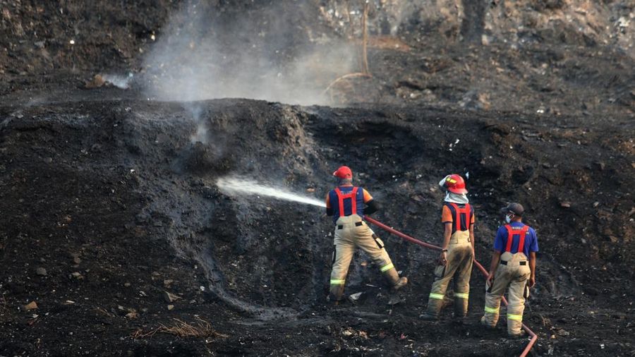 Personil gabungan berjibaku memadamkan api kebakaran TPA Jatiwaringin, Tangerang dengan menggunakan semprotan air pada Senin (6/7). (Dok BNPB)