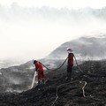 Personil gabungan berjibaku memadamkan api kebakaran TPA Jatiwaringin, Tangerang dengan menggunakan semprotan air pada Senin (6/7). (Dok BNPB)
