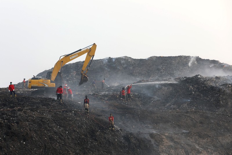 Personil gabungan berjibaku memadamkan api kebakaran TPA Jatiwaringin, Tangerang dengan menggunakan semprotan air pada Senin (6/7). (Dok BNPB)