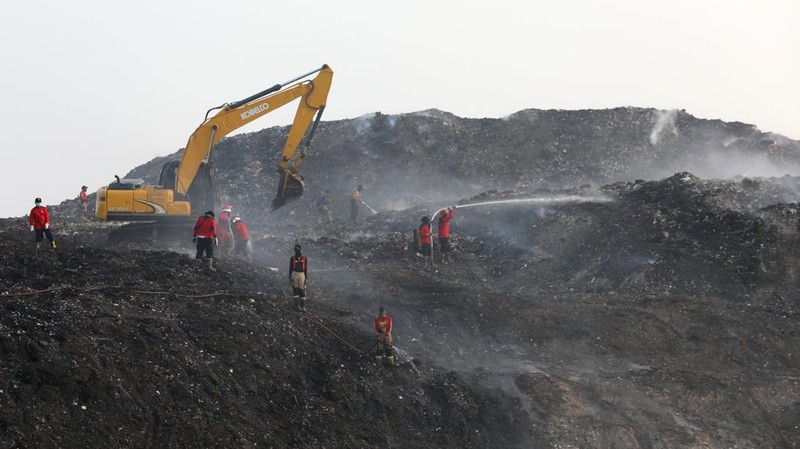 Personil Manggala Agni melakukan pemadaman darat kebakaran TPA Jatiwaringin, Tangerang, pada Senin (6/7). (Dok BNPB)