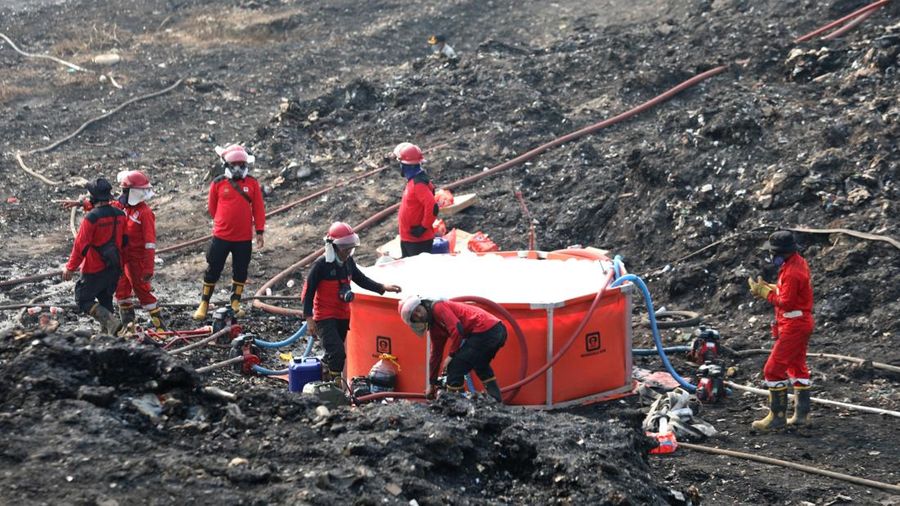 Personil Manggala Agni melakukan pemadaman darat kebakaran TPA Jatiwaringin, Tangerang, pada Senin (6/7). (Dok BNPB)
