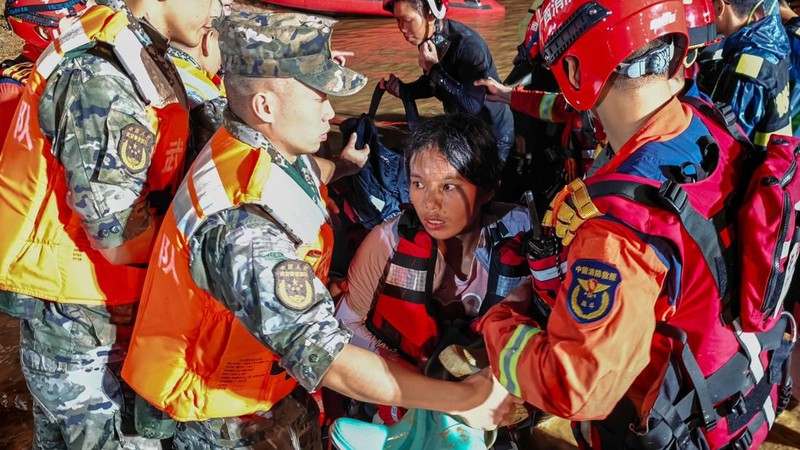 Petugas penyelamat mengevakuasi warga yang terjebak banjir setelah hujan lebat akibat topan Maysak, di Hengzhou, Daerah Otonomi Guangxi Zhuang, Tiongkok, 6 Juli 2026.
