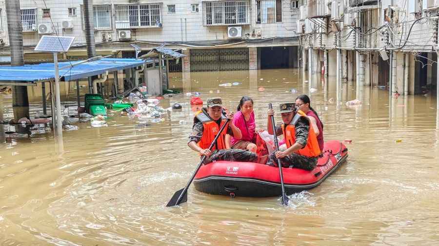 Petugas polisi paramiliter mengevakuasi warga menggunakan perahu karet melalui daerah yang tergenang banjir setelah hujan deras akibat topan Maysak, di Nanning, Daerah Otonomi Guangxi Zhuang, Tiongkok, 6 Juli 2026. Petugas polisi paramiliter mengevakuasi warga menggunakan perahu karet melalui daerah yang tergenang banjir setelah hujan deras akibat topan Maysak, di Nanning, Daerah Otonomi Guangxi Zhuang, Tiongkok, 6 Juli 2026. (cnsphoto via REUTERS)