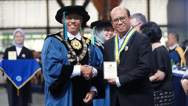 Top! Suroso Isnandar Raih Anugerah Ganesa Wirya Jasa Adiutama dari ITB