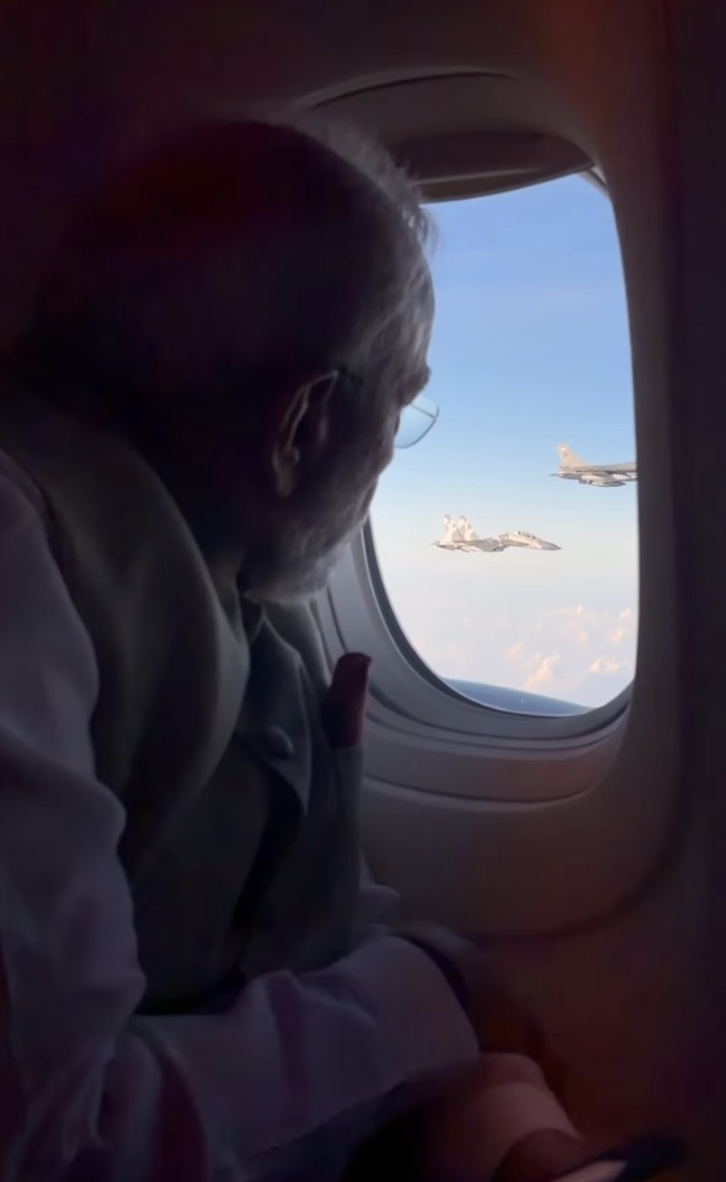 Pesawat yang membawa PM India dikawal secara khusus oleh 3 pesawat tempur F-16 dan 2 pesawat tempur Sukhoi saat memasuki wilayah udara Indonesia. (Dok Sekretariat.Kabinet)