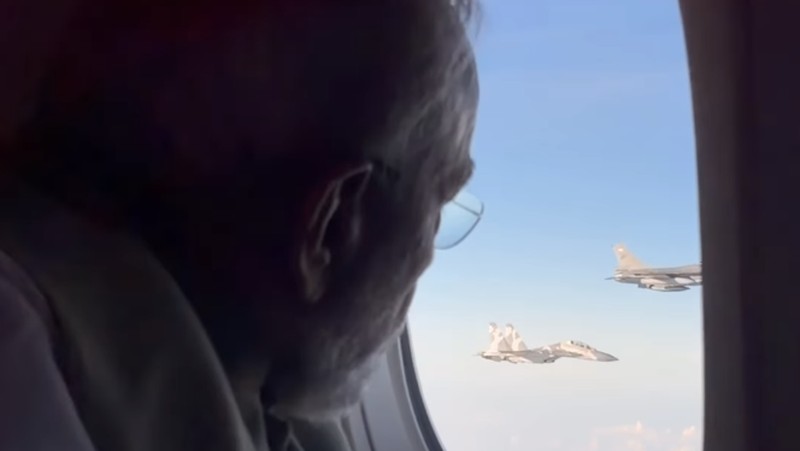 Pesawat yang membawa PM India dikawal secara khusus oleh 3 pesawat tempur F-16 dan 2 pesawat tempur Sukhoi saat memasuki wilayah udara Indonesia. (Dok Sekretariat.Kabinet)