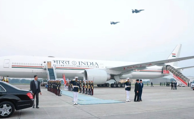 Pesawat yang membawa PM India dikawal secara khusus oleh 3 pesawat tempur F-16 dan 2 pesawat tempur Sukhoi saat memasuki wilayah udara Indonesia. (Dok Sekretariat.Kabinet)