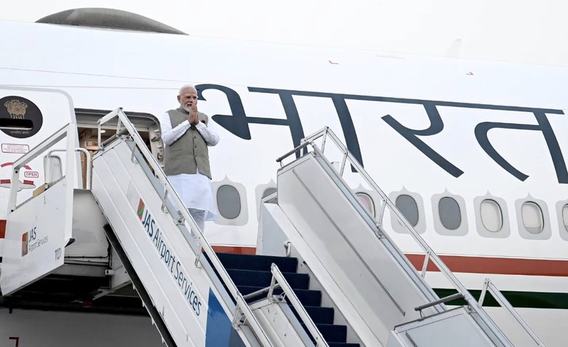 Pesawat yang membawa PM India dikawal secara khusus oleh 3 pesawat tempur F-16 dan 2 pesawat tempur Sukhoi saat memasuki wilayah udara Indonesia. (Dok Sekretariat.Kabinet)