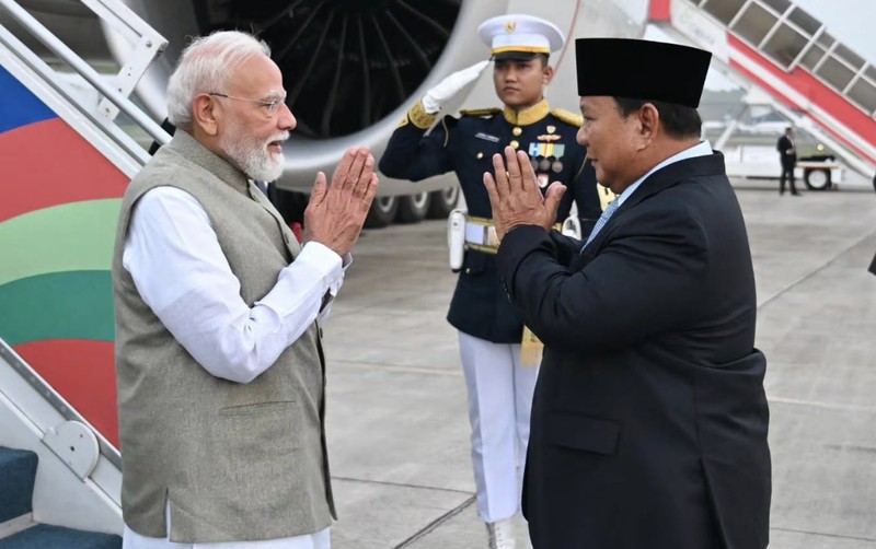 Pesawat yang membawa PM India dikawal secara khusus oleh 3 pesawat tempur F-16 dan 2 pesawat tempur Sukhoi saat memasuki wilayah udara Indonesia. (Dok Sekretariat.Kabinet)