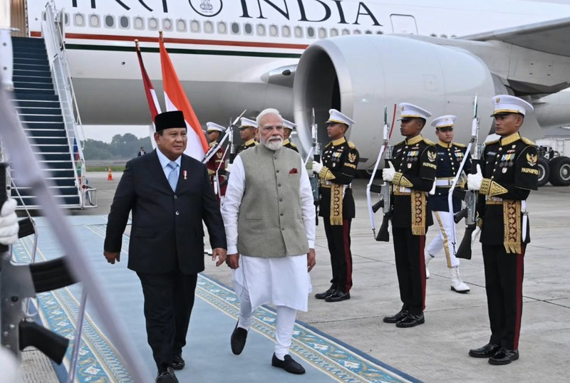 Pesawat yang membawa PM India dikawal secara khusus oleh 3 pesawat tempur F-16 dan 2 pesawat tempur Sukhoi saat memasuki wilayah udara Indonesia. (Dok Sekretariat.Kabinet)