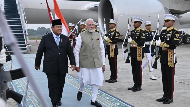 Pesawat yang membawa PM India dikawal secara khusus oleh 3 pesawat tempur F-16 dan 2 pesawat tempur Sukhoi saat memasuki wilayah udara Indonesia. (Dok Sekretariat.Kabinet)