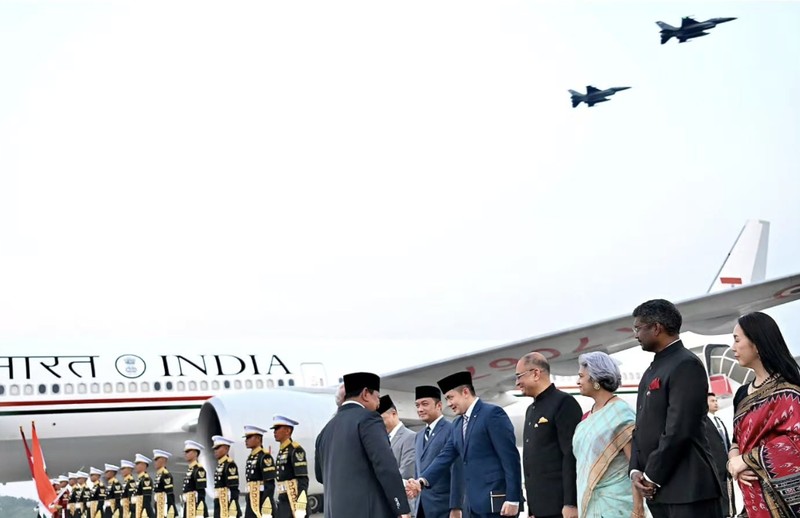 Pesawat yang membawa PM India dikawal secara khusus oleh 3 pesawat tempur F-16 dan 2 pesawat tempur Sukhoi saat memasuki wilayah udara Indonesia. (Dok Sekretariat.Kabinet)