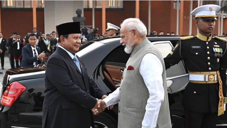 Pesawat yang membawa PM India dikawal secara khusus oleh 3 pesawat tempur F-16 dan 2 pesawat tempur Sukhoi saat memasuki wilayah udara Indonesia. (Dok Sekretariat.Kabinet)