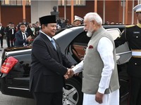 Pesawat yang membawa PM India dikawal secara khusus oleh 3 pesawat tempur F-16 dan 2 pesawat tempur Sukhoi saat memasuki wilayah udara Indonesia. (Dok Sekretariat.Kabinet)