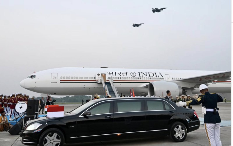 Pesawat yang membawa PM India dikawal secara khusus oleh 3 pesawat tempur F-16 dan 2 pesawat tempur Sukhoi saat memasuki wilayah udara Indonesia. (Dok Sekretariat.Kabinet)