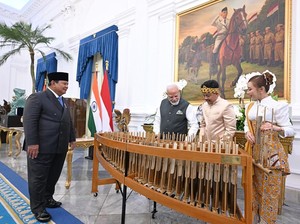 Momen PM India Modi Mainkan Angklung Oleh-oleh dari Prabowo