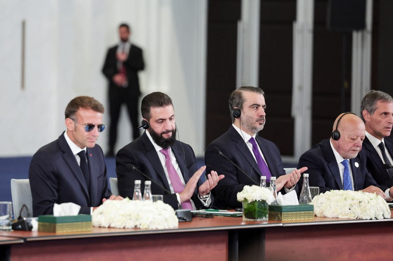 Sejumlah ledakan mengguncang kawasan di dekat hotel yang dijadwalkan menjadi tempat menginap Presiden Prancis, Emmanuel Macron, di Damaskus, Suriah, pada Selasa (7/7/2026). Asap pekat dan kobaran api terlihat membumbung dari lokasi kejadian, sementara petugas darurat dan ambulans segera dikerahkan untuk melakukan penanganan di area terdampak. REUTERS/Yamam Al Shaar