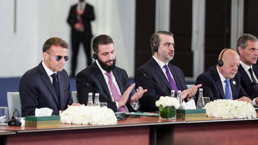 Presiden Prancis Emmanuel Macron menghadiri pertemuan dengan Presiden Suriah Ahmed Al-Sharaa dan Menteri Luar Negeri Suriah Asaad Hassan Al-Shaibani, di Damaskus, Suriah, 7 Juli 2026.