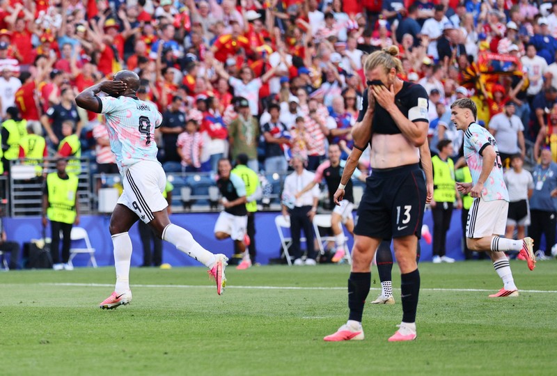 Hans Vanaken merayakan gol ketiga Belgia bersama Dodi Lukebakio dan Youri Tielemans, sementara kiper Amerika Serikat Matt Freese tampak kecewa dalam pertandingan babak 16 besar Piala Dunia FIFA 2026 di Seattle Stadium, Seattle, Washington, Amerika Serikat, Senin (6/7/2026). (IMAGN IMAGES via Reuters/Blake Dahlin)