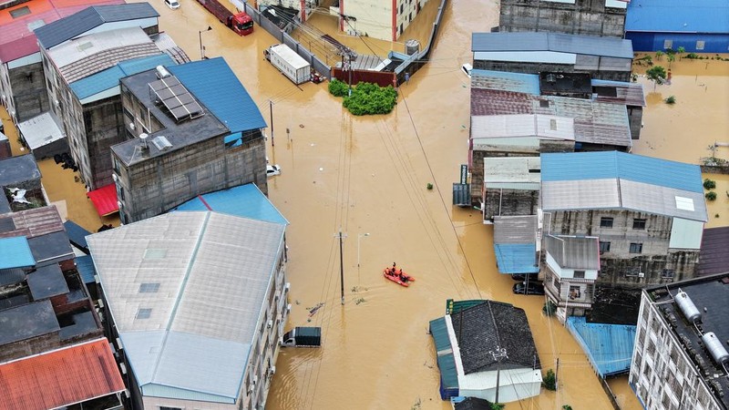 Sebuah tayangan drone menunjukkan banjir di desa Pingshan setelah hujan lebat yang dibawa oleh Topan Maysak, di Hengzhou, Daerah Otonomi Guangxi Zhuang, Tiongkok, 6 Juli 2026.