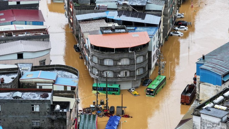 Sebuah tayangan drone menunjukkan banjir di desa Pingshan setelah hujan lebat yang dibawa oleh Topan Maysak, di Hengzhou, Daerah Otonomi Guangxi Zhuang, Tiongkok, 6 Juli 2026.